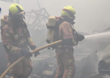 Controlado el incendio de una nave industrial en Loriguilla
