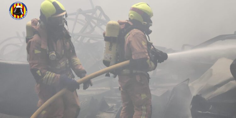 Controlado el incendio de una nave industrial en Loriguilla
