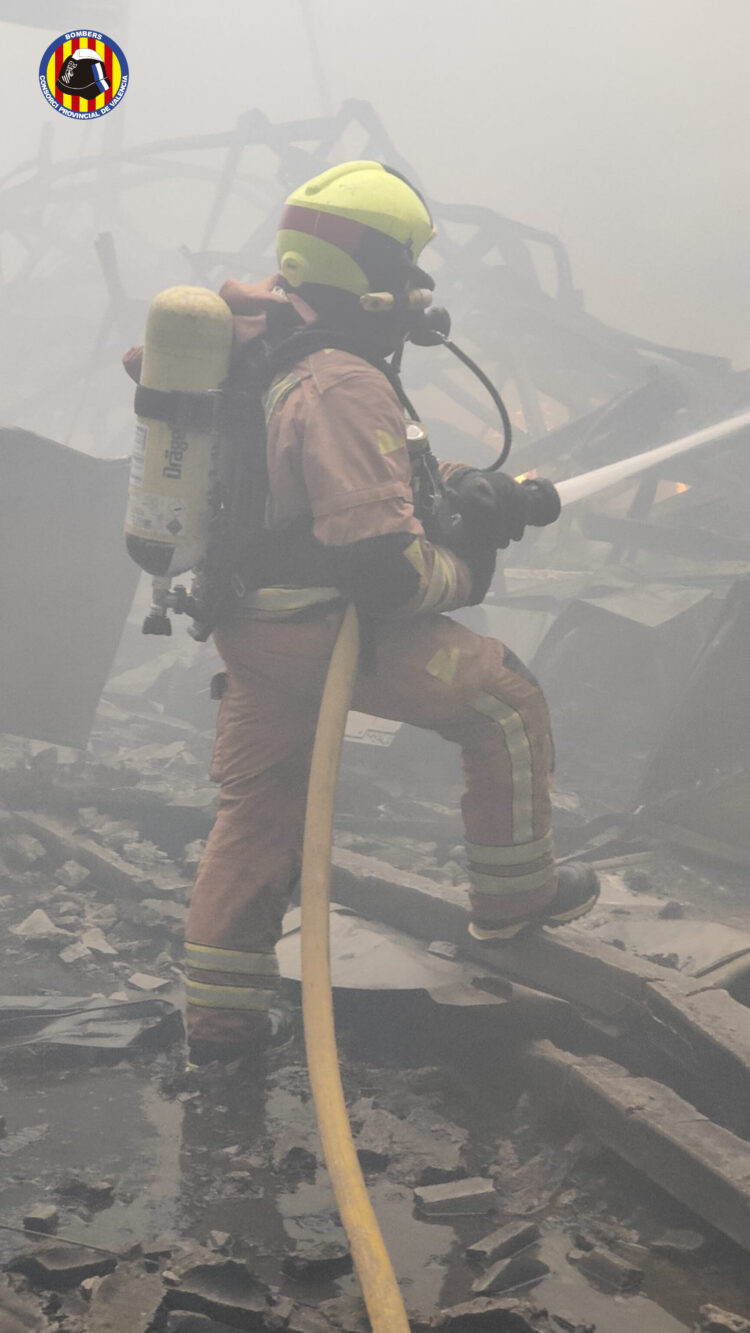 Controlado el incendio de una nave industrial en Loriguilla
