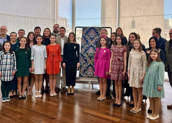 Las Fallas de Torrent regalan un manto a la Mare de Déu dels Desamparats