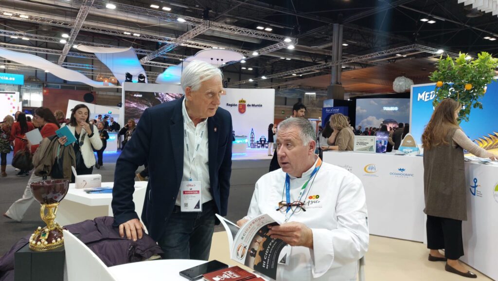 Su Majestad el Rey Felipe VI conoce El Camino del Santo Grial en FITUR 2025 4 Jesus Gimeno y Pepe Cotaina de la Asociacion Gastronomia Cultural Amics de les Coques de Oliva
