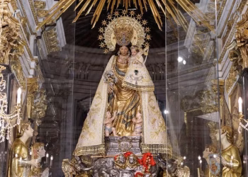 La Virgen de los Desamparados amanece luciendo el manto solidario de la “puntaeta”, bordado por el pueblo valenciano
