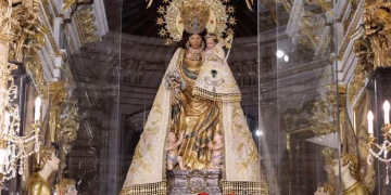La Virgen de los Desamparados amanece luciendo el manto solidario de la “puntaeta”, bordado por el pueblo valenciano