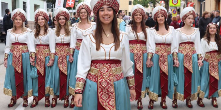 Torrent celebra el tradicional Mig Any de Moros y Cristianos con el intercambio de cargos festeros