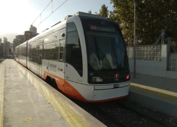 TRAM d’Alacant ofrecerá servicio de autobús entre las paradas de Hospital Vila y Benidorm y recuperará mañana la conexión directa hasta Dénia