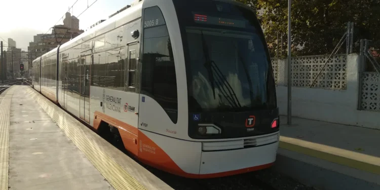 El Consell amplía los descuentos en transporte público hasta julio tras la caída del decreto del Gobierno 1 TRAM d’Alacant ofrecerá servicio de autobús entre las paradas de Hospital Vila y Benidorm y recuperará mañana la conexión directa hasta Dénia