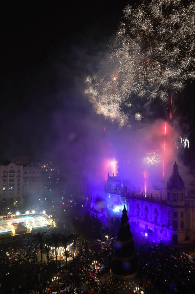Valencia desafía a la lluvia y 24.500 personas celebran la llegada del nuevo año en la Pl de l’Ajuntament