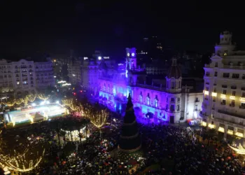 Valencia desafía a la lluvia y 24.500 personas celebran la llegada del nuevo año en la Pl de l'Ajuntament