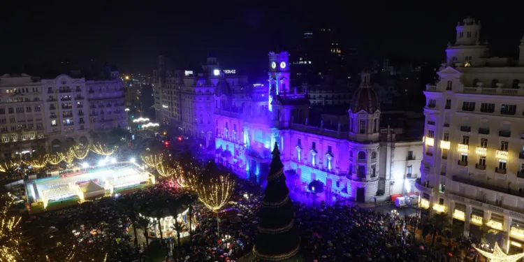 Valencia desafía a la lluvia y 24.500 personas celebran la llegada del nuevo año en la Pl de l'Ajuntament 1 Valencia desafía a la lluvia y 24.500 personas celebran la llegada del nuevo año en la Pl de l'Ajuntament