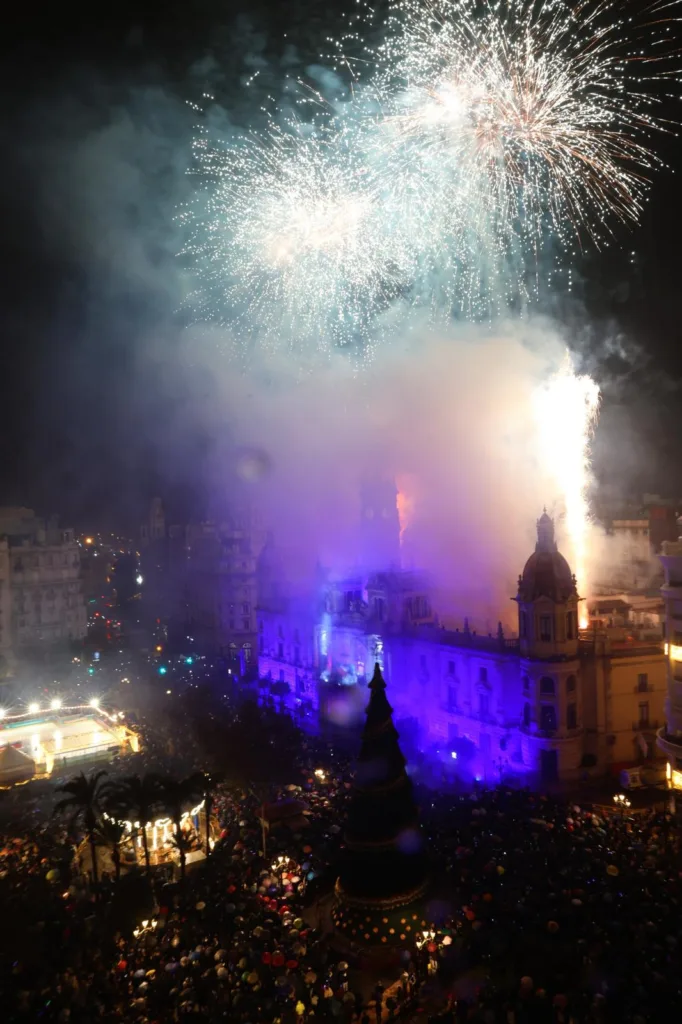 Valencia desafía a la lluvia y 24.500 personas celebran la llegada del nuevo año en la Pl de l'Ajuntament 3 WhatsApp Image 2025 01 01 at 00.46.051