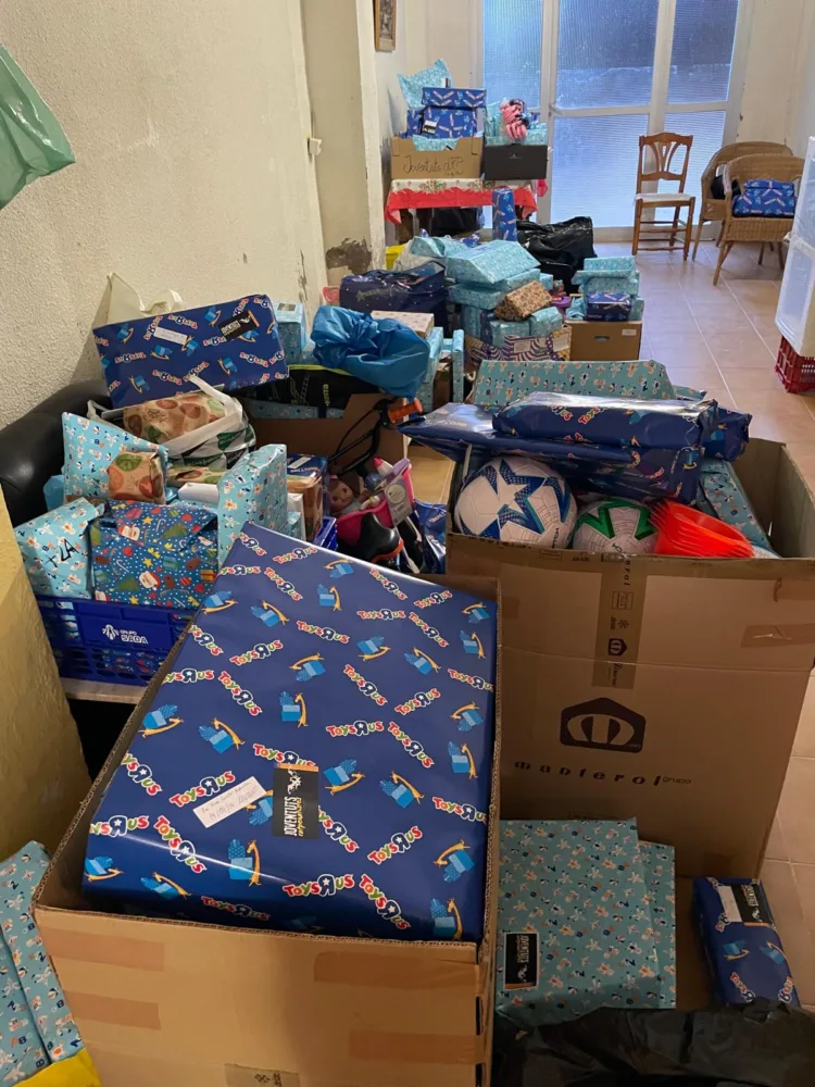 Les Joventuts Ratpenatistes entreguen joguets als chiquets d’Algemesí afectats per la DANA