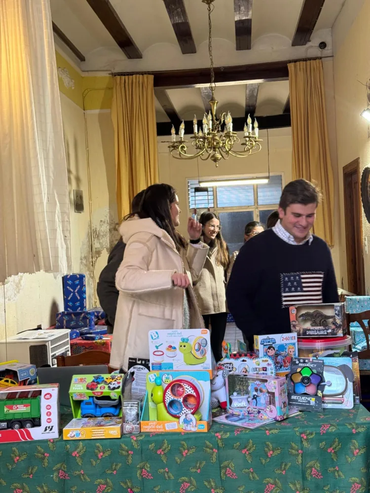 Les Joventuts Ratpenatistes entreguen joguets als chiquets d’Algemesí afectats per la DANA