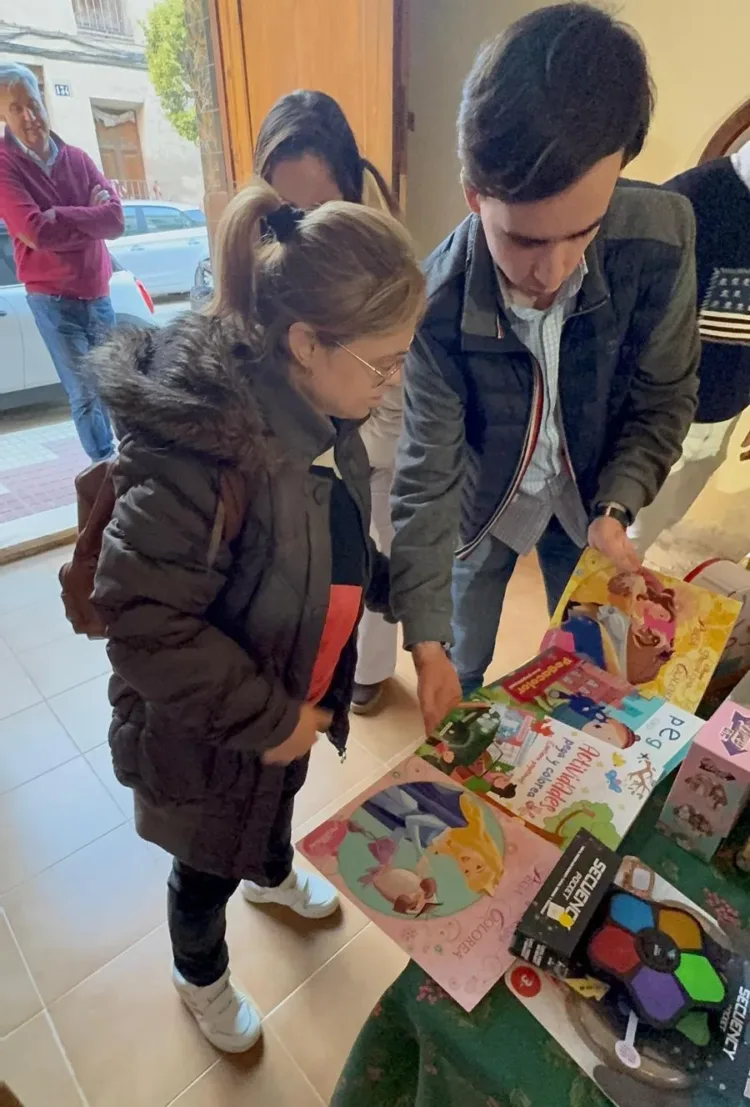 Les Joventuts Ratpenatistes entreguen joguets als chiquets d’Algemesí afectats per la DANA
