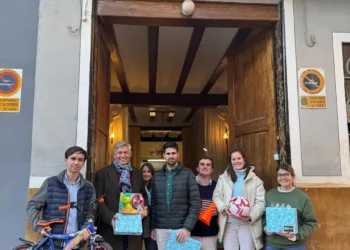 Les Joventuts Ratpenatistes entreguen joguets als chiquets d'Algemesí afectats per la DANA