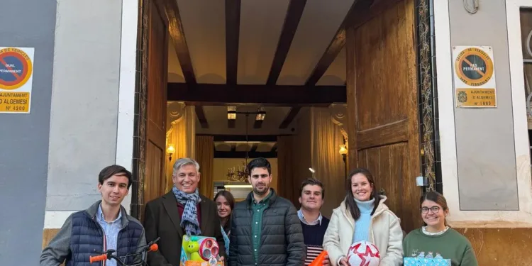 Les Joventuts Ratpenatistes entreguen joguets als chiquets d'Algemesí afectats per la DANA 1 Les Joventuts Ratpenatistes entreguen joguets als chiquets d'Algemesí afectats per la DANA