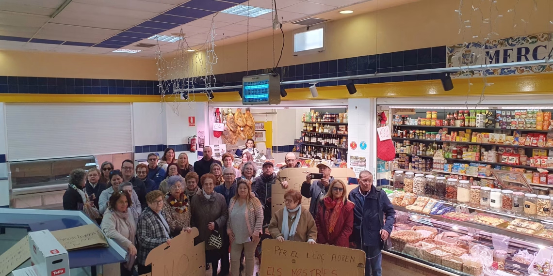 Vecinos de Manises protestan por el cierre de la última parada del Mercado Municipal de los Filtros 1 Vecinos de Manises protestan por el cierre de la última parada del Mercado Municipal de los Filtros
