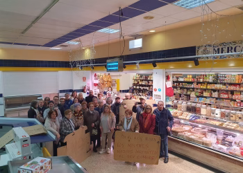 Vecinos de Manises protestan por el cierre de la última parada del Mercado Municipal de los Filtros