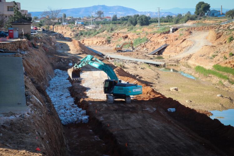 Torrent desespera ante la lentitud e indiferencia de la CHJ y reconstruye los taludes en el Barranco del Poyo y de L’Horteta