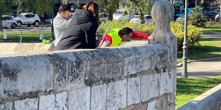 Comienza la restauración del pretil del antiguo cauce del Túria 1 Comienza la restauración del pretil del antiguo cauce del Túria