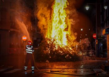 Torrent encendió su tradicional hoguera en honor a San Antonio Abad pese a la lluvia