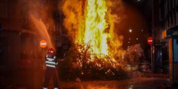 Torrent encendió su tradicional hoguera en honor a San Antonio Abad pese a la lluvia