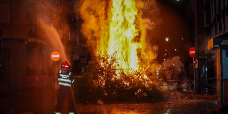 Torrent encendió su tradicional hoguera en honor a San Antonio Abad pese a la lluvia