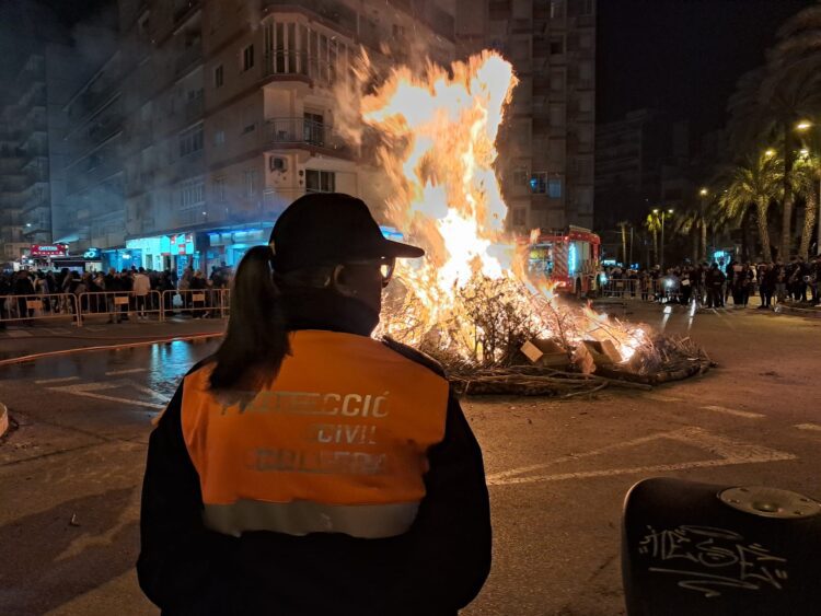 Cullera quema su hoguera de Sant Antoni con restos de la #DANA llegados a las playas