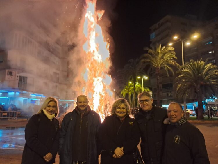 Cullera quema su hoguera de Sant Antoni con restos de la #DANA llegados a las playas