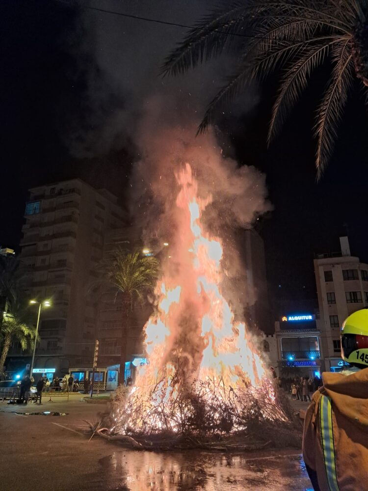 Cullera quema su hoguera de Sant Antoni con restos de la #DANA llegados a las playas