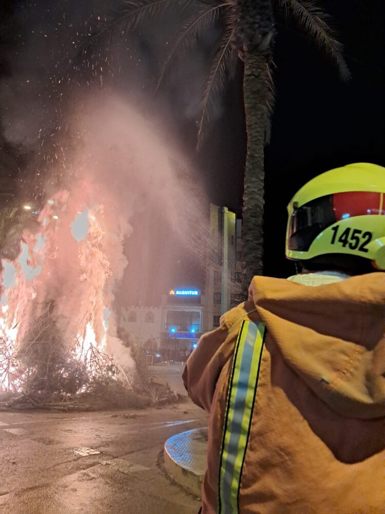 Cullera quema su hoguera de Sant Antoni con restos de la #DANA llegados a las playas