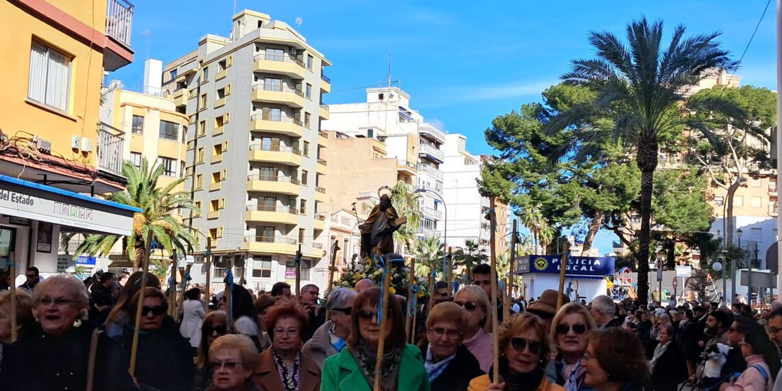 Cullera celebra su Bendición de animales de Sant Antoni y una procesión con caballos por el barrio de San Antonio