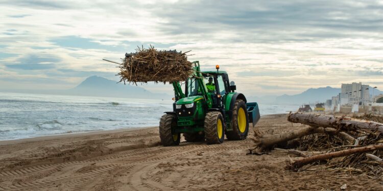 La Diputació de Valéncia pone en marcha en Daimús su dispositivo para la limpieza de playas afectadas por la #DANA