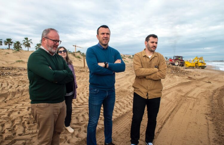 La Diputació de Valéncia pone en marcha en Daimús su dispositivo para la limpieza de playas afectadas por la #DANA