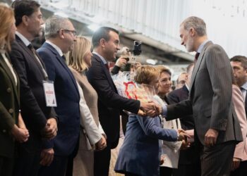 Mompó entrega a los Reyes una Real Senyera de cerámica en representación del pueblo valenciano agradecido por su cercanía tras la #DANA