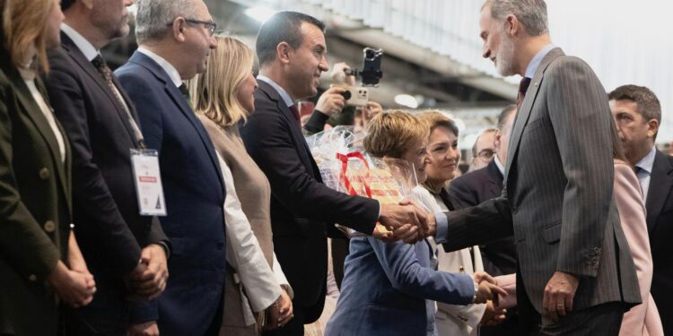 Mompó entrega a los Reyes una Real Senyera de cerámica en representación del pueblo valenciano agradecido por su cercanía tras la #DANA