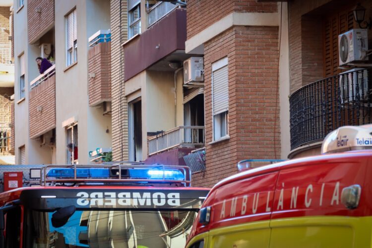 Muere una anciana y una joven está grave tras el incendio de su casa en Torrent
