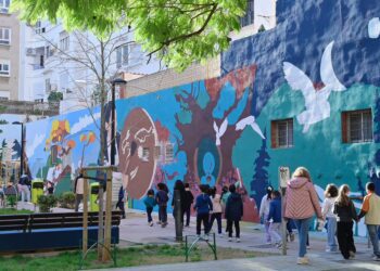 El barrio de Monteolivete acoge en la plaza de Sor Guillermina un mural de 240 metros cuadrados