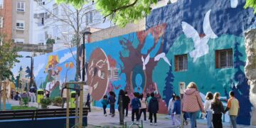 El barrio de Monteolivete acoge en la plaza de Sor Guillermina un mural de 240 metros cuadrados
