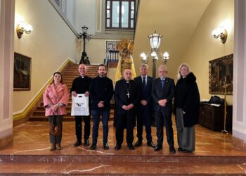 Lo Rat Penat presenta a l'arquebisbe de Valéncia la nova edició de 'Els Quatre Evangelis'