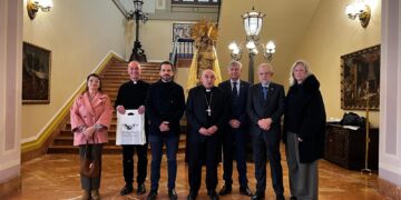 Lo Rat Penat presenta a l'arquebisbe de Valéncia la nova edició de 'Els Quatre Evangelis'