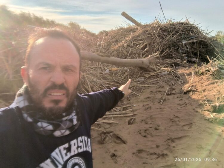 Tres meses después de la #DANA la desembocadura del Barranco del Poyo sin limpiar y taponado por toneladas de tierra