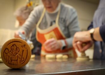 Torrent inicia el ritual de Sant Blai Torrent preparando los “santblaiets”