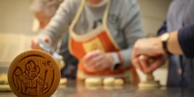 Torrent inicia el ritual de Sant Blai Torrent preparando los “santblaiets” 1 Torrent inicia el ritual de Sant Blai Torrent preparando los “santblaiets”