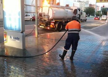 Alicante casi duplica las sanciones de limpieza en 2024 y renueva la ordenanza aumentando las sanciones