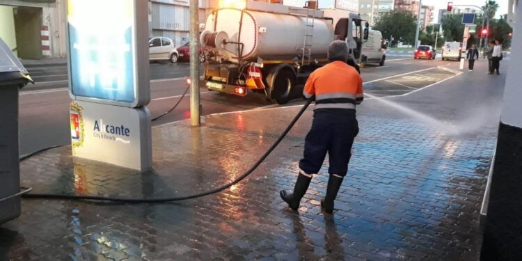 Alicante casi duplica las sanciones de limpieza en 2024 y renueva la ordenanza aumentando las sanciones