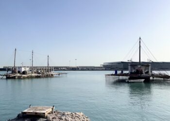 El puerto de Valencia traslada 15 de las 25 bateas de clóchinas por obras en la zona