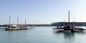 El puerto de Valencia traslada 15 de las 25 bateas de clóchinas por obras en la zona