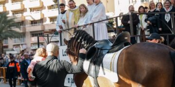 Vuelve la cremà de la Foguera de Sant Antoni a Cullera tras varios años de ausencia y con restos de la #DANA