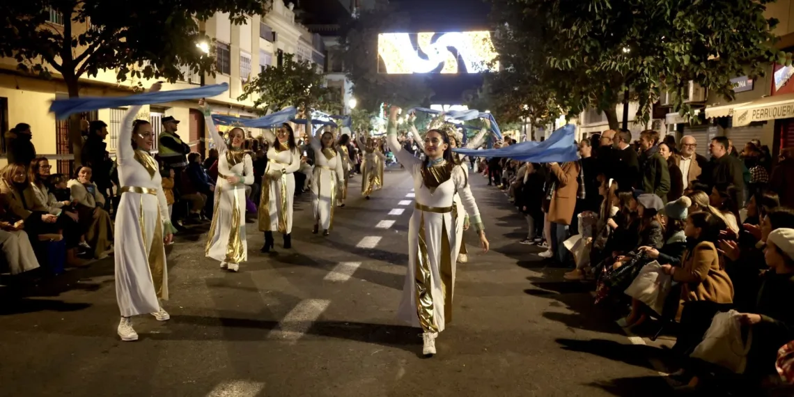 Los Reyes Magos llegan al Puerto de Valencia en una Cabalgata Solidaria para los afectados de la DANA