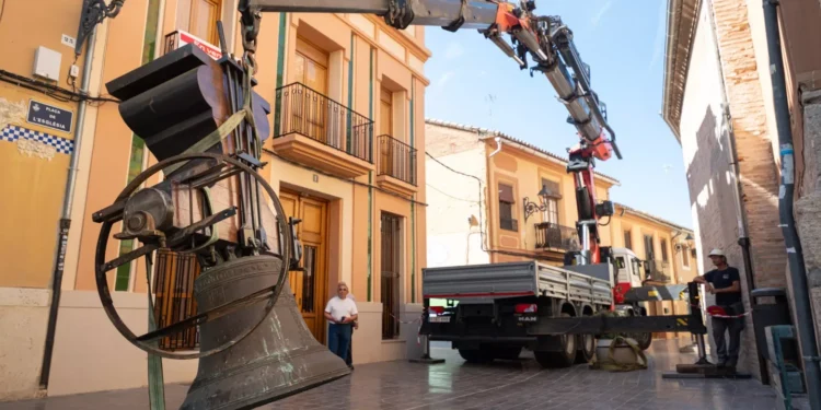 La torre de la parroquia Nuestra Señora de la Misericordia de Campanar recupera dos de sus campanas, tras su restauración 1 La torre de la parroquia Nuestra Señora de la Misericordia de Campanar recupera dos de sus campanas